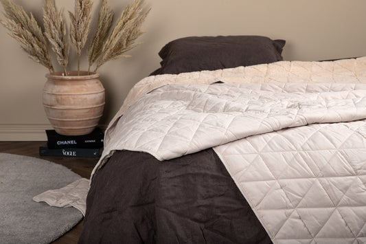 Nilla Tagesdecke 150 x 250 Beige Steppstoff Sherpa